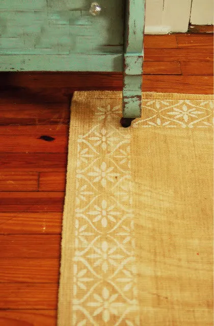 Daisy Chain Wall Stencil Border