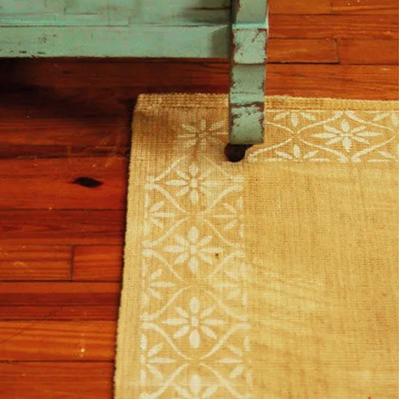 Daisy Chain Wall Stencil Border